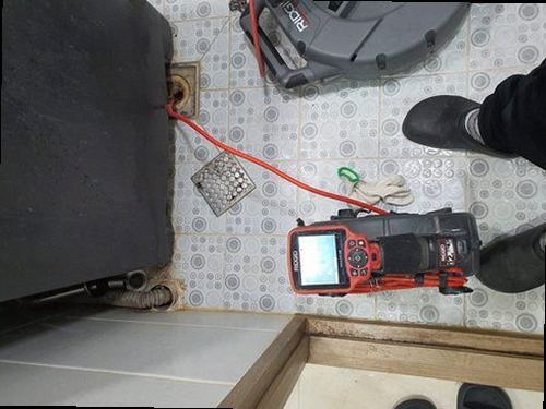 대전 중구 문화2동 하수구막힘 배관 점검 후 배수 흐름과 주변 상태를 확인하는 모습
