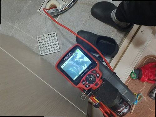 대전 중구 오류동 하수구막힘 배수구 거름망과 주변에 남은 이물질을 확인하는 모습