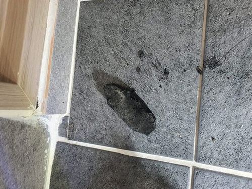 대전 중구 하수구막힘 배수구 점검 과정에서 내부 상태를 확인하는 장면을 나타낸 이미지